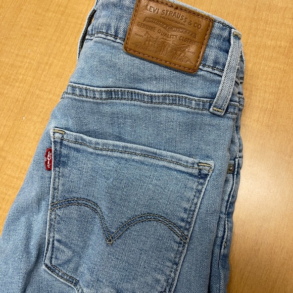 Womens Levis - Picture 2 of 2